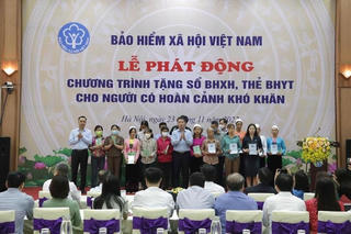 Hơn 20 tỷ đồng tặng sổ bảo hiểm xã hội, thẻ bảo hiểm y tế cho người khó khăn