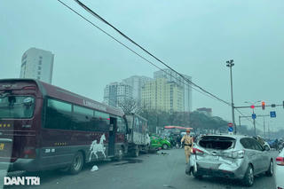 Hà Nội: Tai nạn liên hoàn khiến giao thông ùn tắc