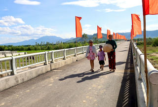 Cây cầu nối niềm vui người dân vùng lũ