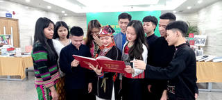 Ý thức cộng đồng trong bảo tồn tiếng nói các DTTS: Giữ gìn tiếng mẹ đẻ là niềm tự hào, tự tôn dân tộc