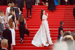 Kiệt sức tại Cannes, Lý Nhã Kỳ chấp nhận thiệt hại, hủy hết lịch trình