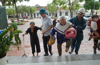 Gần 13.000 người dân Hà Tĩnh đã được đưa đến nơi an toàn trước bão số 5