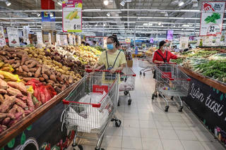 Thấp thỏm nỗi lo sau tăng lương