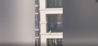Clip chàng trai cứu em bé mắc kẹt cheo leo ở tầng 7 khiến dân mạng cảm phục