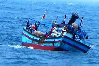 Quảng Bình: Tàu cá trôi dạt trên biển, 7 thuyền viên may mắn thoát nạn 
