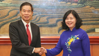 Trưởng Ban Dân vận Trung ương hội đàm với Chủ tịch Trung ương Mặt trận Lào xây dựng đất nước