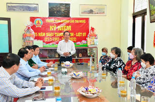Bí thư Thành ủy TP HCM thăm, tặng quà đối tượng chính sách