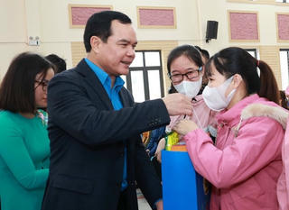 Công đoàn sẽ hỗ trợ tàu xe cho công nhân khó khăn về quê ăn Tết