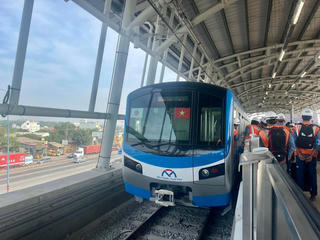 Người dân TP HCM  lần đầu tiên đi tàu metro số 1