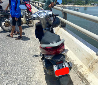 Vụ người phụ nữ ôm con nhảy cầu: Tìm thấy thi thể người mẹ ngoài biển