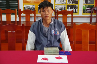 Điện Biên: Bắt giữ đối tượng vận chuyển 2 bánh heroin và 400 viên ma túy