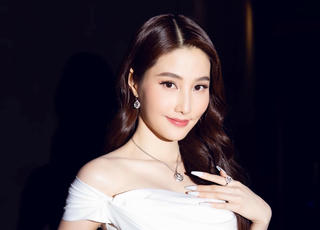 Diễm My 9X được bạn trai cầu hôn trên khinh khí cầu