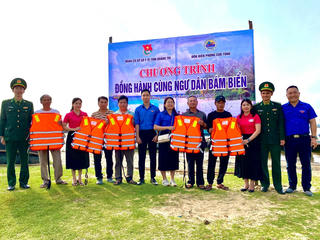 'Đồng hành cùng ngư dân bám biển'
