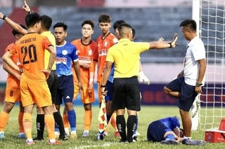 Mâu thuẫn trong trận đấu, cầu thủ U20 Việt Nam đạp vào đầu đối thủ