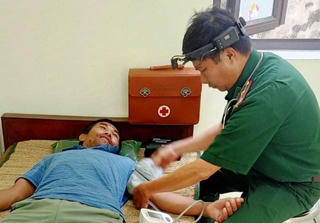 Đi đánh bắt xa bờ, người đàn ông bị rơi xuống biển nhưng may mắn được cứu vớt 