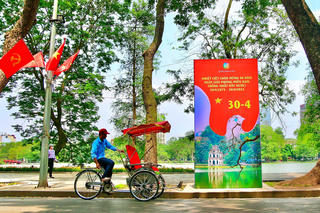 Hà Nội: Trang hoàng rực rỡ chào mừng ngày lễ 30-4 và 1-5