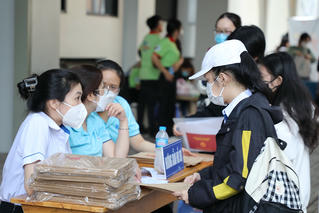 Tăng học phí đại học: Gánh nặng trên vai phụ huynh