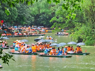 Du khách 'đội mưa' đi du lịch Ninh Bình