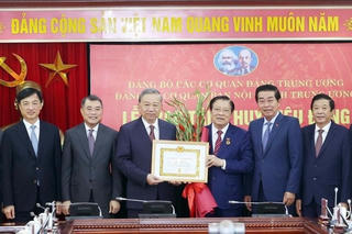 Tổng Bí thư Tô Lâm trao Huy hiệu 45 năm tuổi Đảng tặng đồng chí Phan Đình Trạc