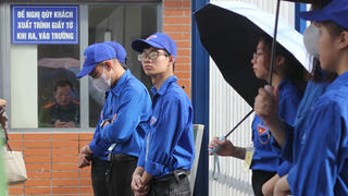 Rợp áo xanh tình nguyện tiếp sức cho hàng triệu sĩ tử mùa thi