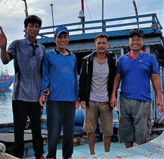 Quảng Ngãi: Tàu cá bị chìm, 4 ngư dân được cứu vớt an toàn