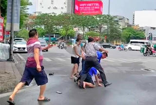 Tạm giữ 2 đối tượng hành hung phóng viên Đài PT-TH Hà Nội đang tác nghiệp