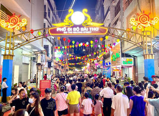 Quảng Ninh: Phố đi bộ Bài Thơ đón hàng nghìn người trong ngày đầu hoạt động
