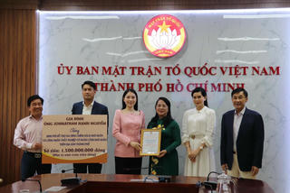 Gia đình ông Johnathan Hạnh Nguyễn trao tặng số tiền 1,5 tỷ đồng cho Quỹ 'Vì người nghèo'