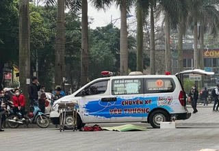 Một người đàn ông rơi từ tòa nhà cao tầng xuống đất tử vong
