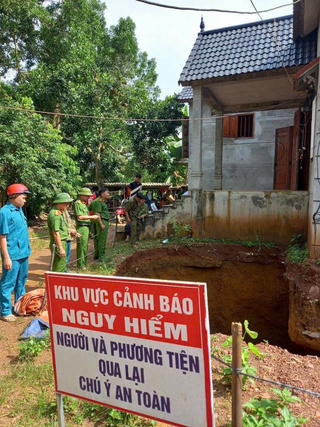 Phú Thọ: Bất ngờ ‘hố tử thần’ xuất hiện cạnh nhà
