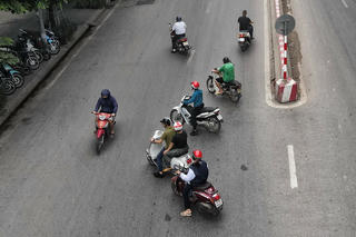 Trêu đùa 'tử thần' người dân liều lĩnh đi ngược chiều về nhà