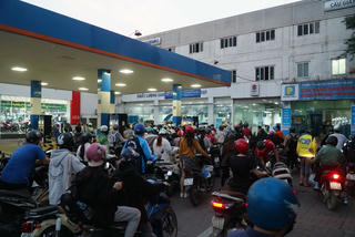 Xăng RON 95 tăng lên mức 23.860 đồng/lít
