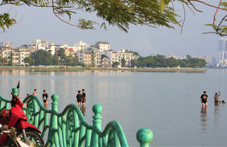 Nắng nóng, nhiều người kéo nhau ra hồ Tây 'giải nhiệt'