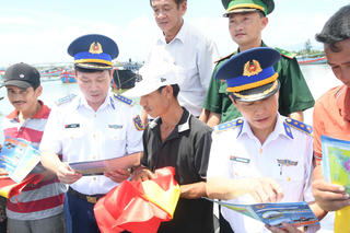 Ngư dân vượt khó vươn khơi - Bài 2: Để những con tàu lướt sóng trùng dương