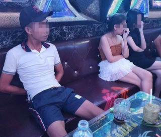 5 nam thanh nữ tú vào quán karaoke để… ‘bay lắc’