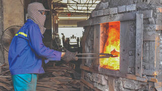 Lửa rèn vẫn đỏ