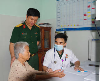 Khám, cấp phát thuốc miễn phí cho hàng trăm người dân thuộc gia đình chính sách