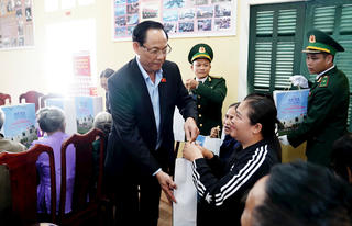 Phó Chủ tịch Quốc hội tặng quà chiến sĩ biên phòng và người dân Hà Tĩnh