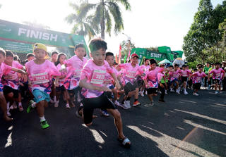 Khoảng 2.000 runer nhí khởi động giải Marathon quốc tế Hậu Giang