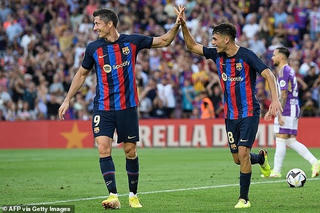 Lewandowski tỏa sáng với cú đúp giúp Barcelona thắng 4-0
