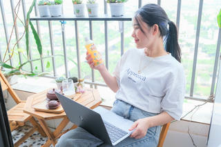 Phụ nữ tự tin tỏa sáng với sức khỏe và sắc đẹp được chăm sóc từ sâu bên trong