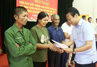 Thanh Hóa: Trao 15 giấy chứng nhận quyền sử dụng đất cho đồng bào nghèo sinh sống trên sông
