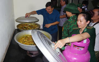 Thứ trưởng Bộ NN&PTNT Nguyễn Hoàng Hiệp thăm hỏi bà con trú tránh bão ở Quảng Nam