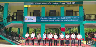 Khánh thành và bàn giao nhà văn hóa cộng đồng tránh lũ tại xã biên giới Trường Sơn