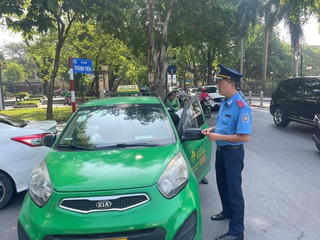 Xử lý taxi Sông Hồng dán logo website cá độ bóng đá