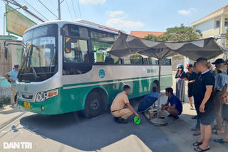 Xe ô tô đưa đón học sinh bất cẩn cán phải bé gái lớp 3