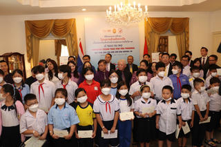 TP HCM tặng học bổng cho học sinh mồ côi do đại dịch Covid-19