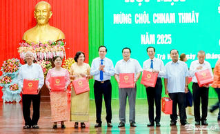 Trao quà cho đồng bào dân tộc Khmer nhân dịp Tết cổ truyền Chôl Chnăm Thmây 2025