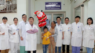 Cháu bé uống nhầm thuốc trừ sâu để trong chai nước ngọt