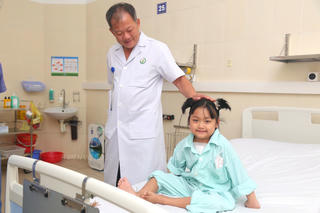 Bé gái 7 tuổi suy tim giai đoạn cuối được hồi sinh kì diệu